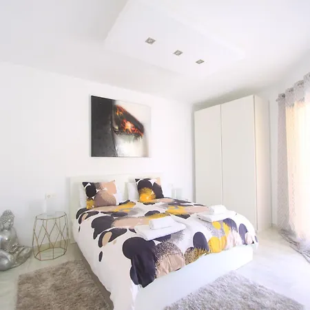 Beachside With Jacuzzi & Pool Marbella